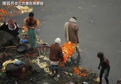 娱乐吃瓜酱英国水葬,娱乐吃瓜酱带你揭秘绿色葬礼风尚