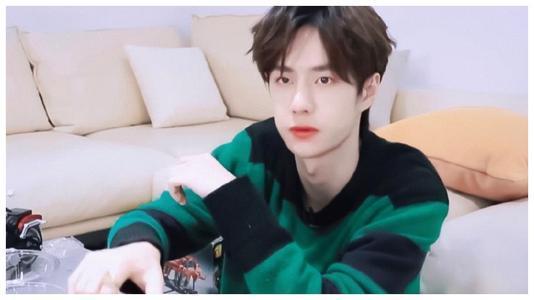 王一博吃瓜娱乐,吃瓜娱乐背后的明星生活